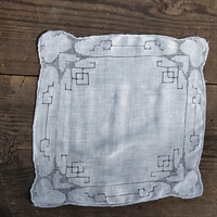 hvidt broderi hulmønster vintage lommetørklæde brugt gammelt tekstil.